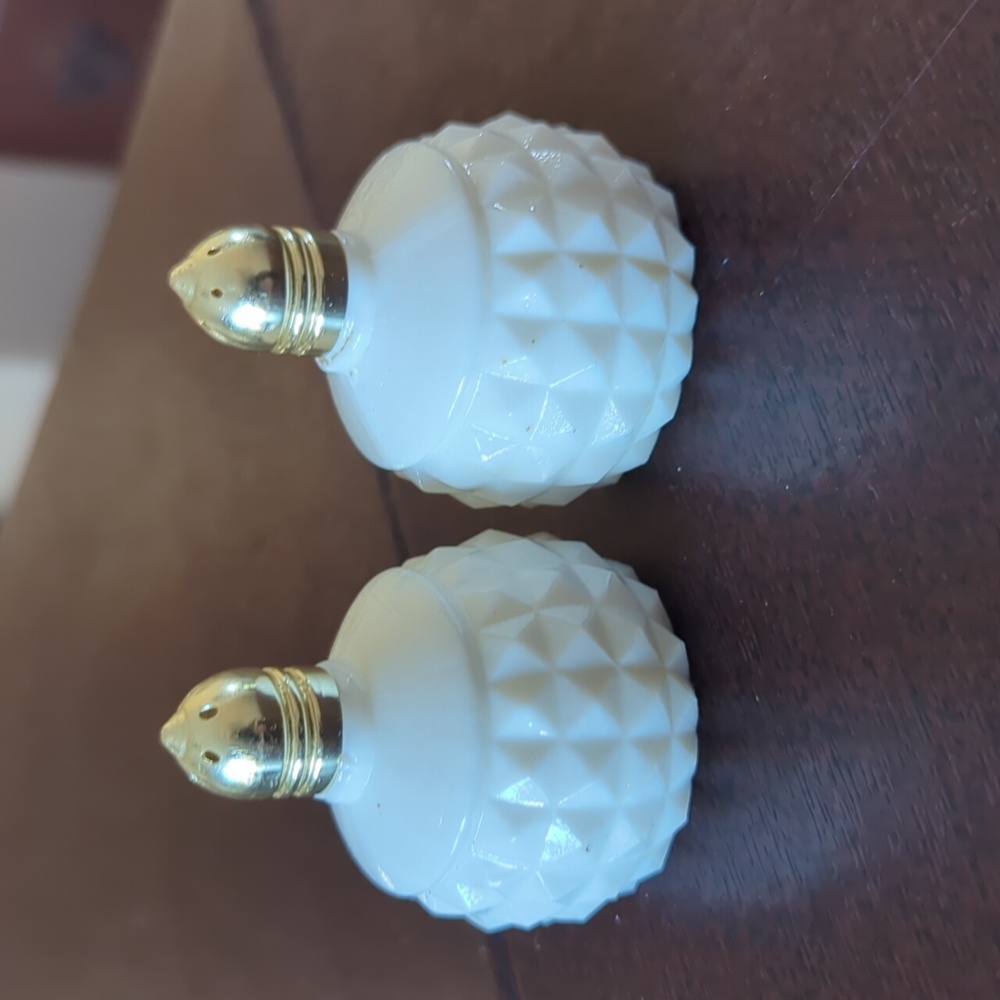 Vintage Hob Knob Milk Glass Salt & Pepper Made in Japan - Picture 5 of 5
